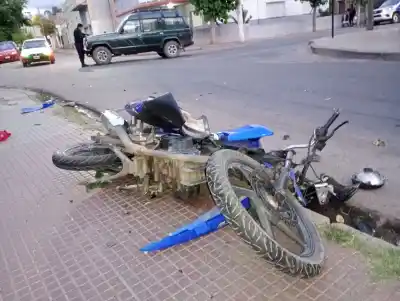Chocó en el centro de Chilecito y terminó internado: la moto quedó destruida