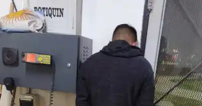 Exigió que le abrieran la puerta, no le respondieron y terminó adentro de la casa