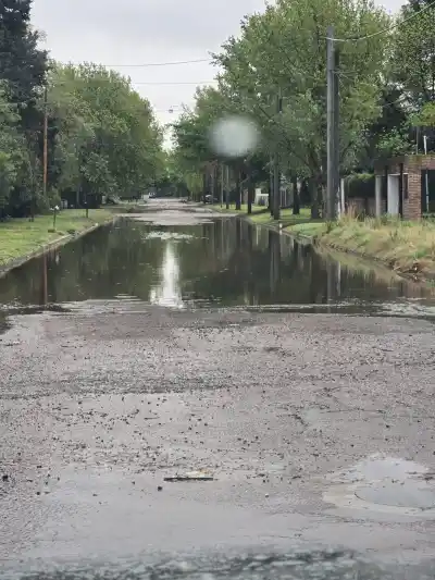 El barrio que se convierte en laguna con solo unas gotas: los vecinos ya no saben cómo salir de sus casas