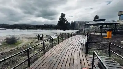 Dina Huapi le puso el nombre de un pescador legendario a un rincón del Limay