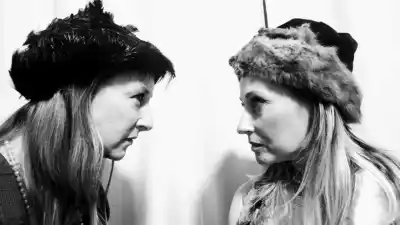 Dos amigas, un mismo hombre y una cita en un café: la obra mendocina que expone lo que nadie dice