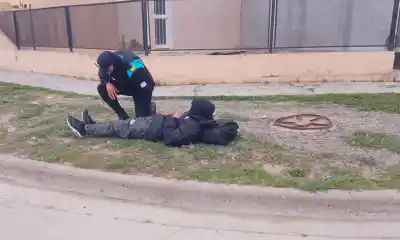 Iba a la escuela con su papá y terminó en el fondo de una alcantarilla: "Lo alcancé a agarrar"