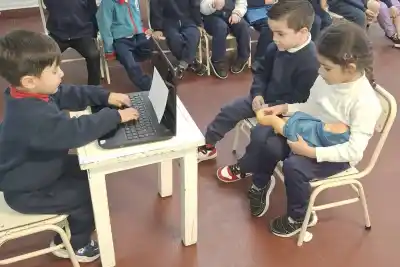 Alumnos de 4 años recorrieron el Registro Civil y terminaron jugando a ser el director