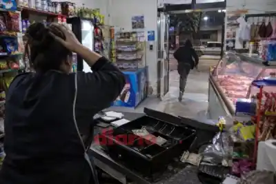 Entró a la carnicería, vio la caja abierta y lo que hizo después lo complicó