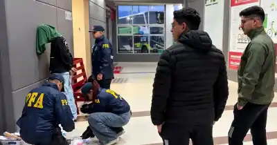 Viajó a La Rioja con un cargamento inesperado en su valija: lo esperaban en la Terminal