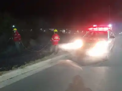 La basura acumulada volvió a arder en la Capital: dos focos y un operativo que se extendió hasta la madrugada