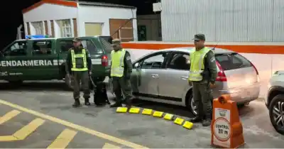 Gendarmería paró un auto en la Ruta 40 y el perro marcó los asientos traseros