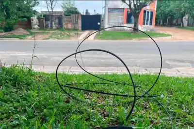 Un cable quedó colgado sobre la calle tras la tormenta: lo que pasó cuando un motociclista pasó por ahí