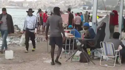 Dejó todo y nadó tres horas para llegar a España: cómo vive hoy en un campamento de Ceuta