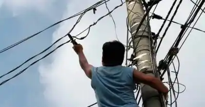 Se colgaron de un pilar de luz en Pocito y no salió como esperaban