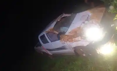 Iba por la ruta 1 de madrugada y terminó internado en Posadas: qué le pasó a la camioneta