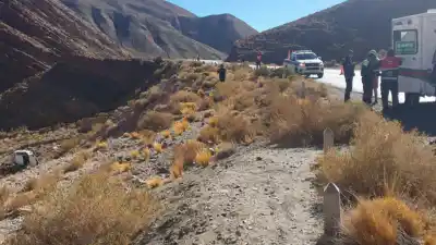 Iban cuatro en el auto por la Puna: el vehículo cayó 20 metros al vacío en la RN 52