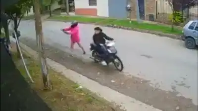 Golpeaba y encañonaba en el Gran San Juan: la moto que lo delató y el cómplice que falta