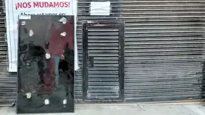 Un televisor de alta gama apareció destrozado en una calle céntrica: ¿qué pasó durante la madrugada?