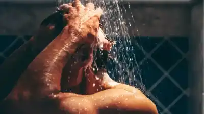 El secreto de una ducha perfecta que los dermatólogos no suelen contar
