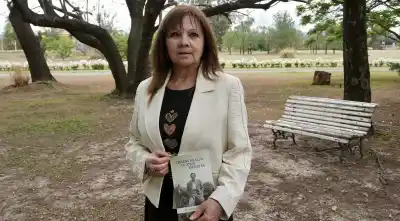 El día que la policía entró a su casa de noche: la historia que Raquel Espinosa convirtió en novela