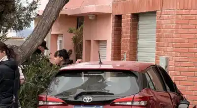 Choque en Trelew: el auto terminó sobre la vereda y contra una casa, y hay una conductora internada