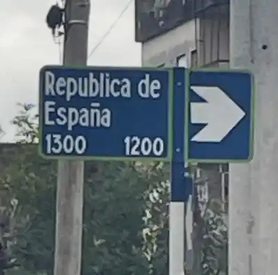 Un cartel en una esquina tucumana muestra un error que desató burlas y críticas