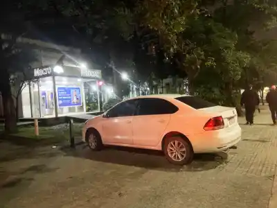 Vehículos y motos invaden la vereda frente a un ministerio: los vecinos denuncian que los reclamos no tienen respuesta