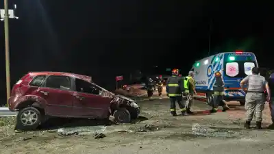 Dos autos chocaron en la Ruta 40 a metros de Junín: uno de los ocupantes quedó atrapado en el habitáculo