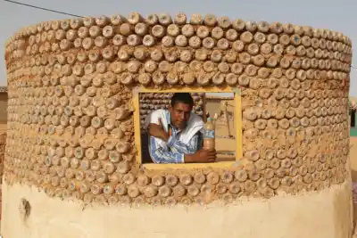 El "loco del desierto" que levantó una casa con 5000 botellas para su abuela: el invento que ya cambió la vida de decenas de familias