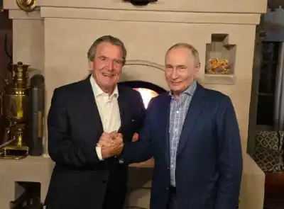 Un excanciller alemán brindó con Putin por su cumpleaños y la indignación estalló