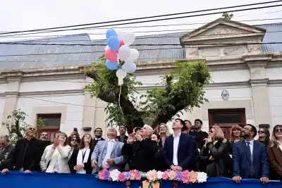 Santa Rosa del Conlara celebró 168 años y el Gobernador se llevó una sorpresa en pleno acto
