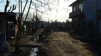 El 60% mensual que ahoga a los barrios: familias que se endeudan para comer y escapan del narco