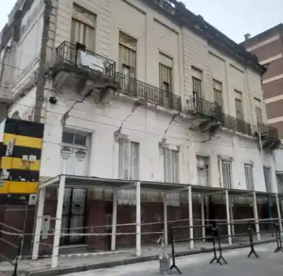 Desprendimiento de mampostería obliga al cierre total de una transitada intersección en el microcentro