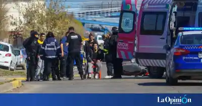 Una moto intentó sobrepasar a un auto en una esquina de Río Gallegos y terminó con dos jóvenes en el hospital
