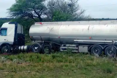 Dejó el camión en la Shell para comprar agua caliente y terminó solo contra un árbol