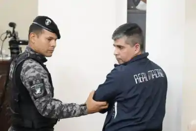 Un padre escuchó la sentencia por abusar de su hija y no pudo contener el gesto