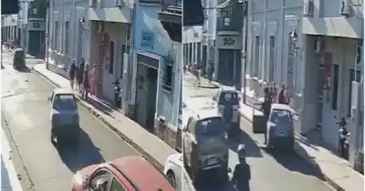 Se subió a la vereda en pleno centro de Salta y atropelló a varias personas: hay dos mujeres internadas