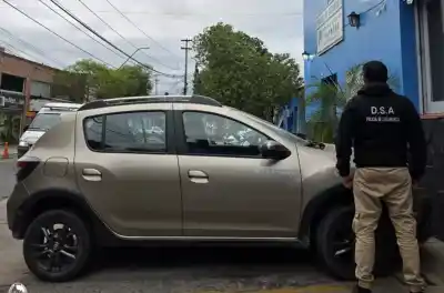 Un Sandero estacionado en el centro tenía un pedido que llegaba desde Buenos Aires
