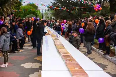 Laboulaye sopló 140 velitas con una tableta que no entra en ninguna vitrina