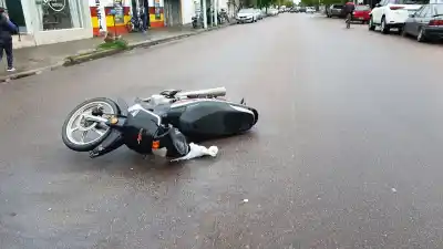 Impacto entre un Corsa y una Motomel en pleno centro de General Pico: quién terminó en el hospital