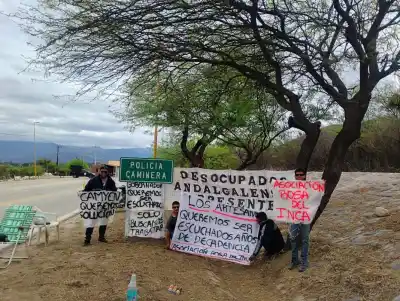 Artesanos cortan el ingreso a Andalgalá: sin rodocrosita, no hay nada que vender