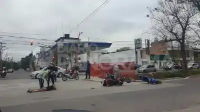 Dos motos chocaron en Lugones y Alsina: una joven terminó en el hospital