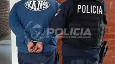 Allanaron dos casas por un robo en Neuquén y apareció un auto con un arma adentro