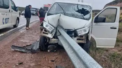 Manejaba desde Neuquén a Piedra del Águila y terminó estrellado contra el guardarraíl: qué pasó con el conductor