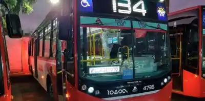 Una mochila se enganchó al bajar del colectivo: lo que sucedió después conmocionó a los testigos