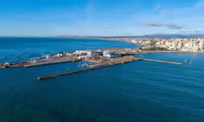 Comodoro abre su puerto por 30 años: un buque de guerra que estuvo en el Golfo Pérsico se puede visitar