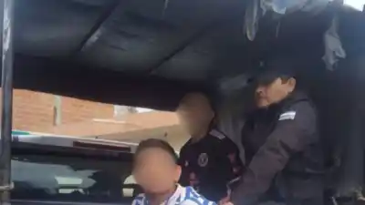 Escapaban con un monitor robado, la Policía los corrió y terminaron metidos en una casa ajena