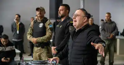 El Cura DJ llegó a una cárcel de Mendoza y los presos le tenían una sorpresa