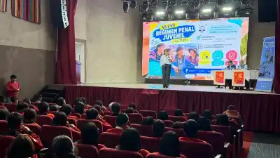 Fiscales van a las escuelas del Norte y los chicos se sorprenden con lo que les dicen sobre el celular