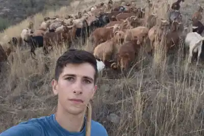 El pibe que a los 12 se compró una cabra y hoy tiene 200: nadie en su familia sabía del campo