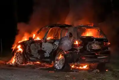 Viajaban en un BMW por la Ruta 20 y terminaron a un costado del camino: lo que encontraron los bomberos
