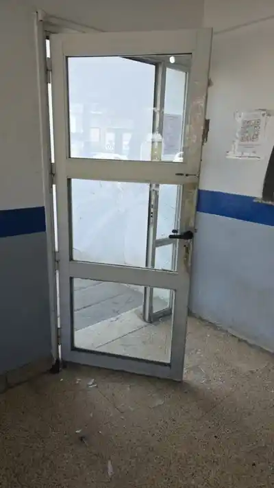 Un hombre entró a la comisaría de Comodoro con un pedido insólito y terminó destrozando la puerta