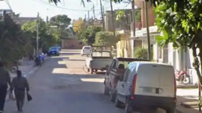 Una familia sentada frente a su casa terminó en el hospital: la moto no frenó a tiempo