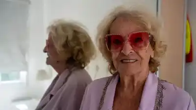 Una abuela con un estilo único que revoluciona las redes: ¿qué secreto esconde su placard?